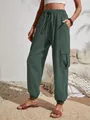 Detalle de unos pantalones cargo casuales para mujer en verde oscuro con cordón y bolsillos - S / Bottoms / Verde Oscuro