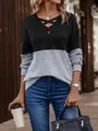 Λεπτομερής λήψη γυναικείας μπλούζας με λαιμόκοψη V, χιαστί σχέδιο και χρωματική αντίθεση. - S / Tops / Μαύρο και Γκρι