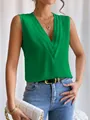 Elegante groene mouwloze top met V-hals en gelaagde plooien voor de zomerse dagen. - S / Tops / Groen