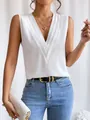 Gedetailleerd overzicht van een elegante witte mouwloze blouse met V-halslijn - S / Tops / Wit
