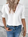 Detalle de blusa blanca con cuello en V que presenta elegantes mangas abullonadas y puños rizados - S / Tops / Blanco