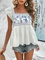 Λεπτομέρεια του μπλε κεντήματος στο λευκό τοπ με τετράγωνη λαιμόκοψη και βολάν - S / Tops / Λευκό