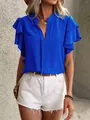 Detalle de blusa azul real con cuello en V y elegantes mangas con volantes de doble capa - Azul
