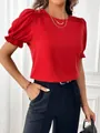 Vista detallada de la elegante blusa roja con mangas abullonadas y cuello redondo - S / Tops / Rojo