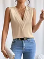 Nahaufnahme eines beigen ärmellosen Oberteils mit elegantem V-Ausschnitt für Damen - Aprikose