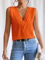 Gedetailleerd overzicht van een oranje mouwloze blouse met een trendy gelaagde V-halslijn - S / Tops / Oranje