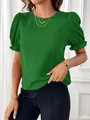 Detalle de una elegante blusa verde con mangas cortas de volantes y hombros plisados - S / Tops / Verde