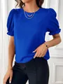 Dettaglio di una camicetta blu a girocollo con eleganti maniche a sbuffo pieghettate - Blu