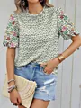 Vue détaillée d'une blouse d'été brodée de fleurs avec col montant volanté et motif vert. - S / Hauts / Vert