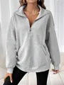 Détail montrant le col zippé et la poche kangourou sur ce sweat-shirt gris chiné - S / Hauts / Gris clair