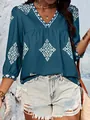 Detailaufnahme einer blauen V-Ausschnitt-Bluse mit weißen ethnischen Mustern. - S / Oberteile / Marineblau
