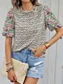 Vue détaillée de la blouse brodée de fleurs avec col à volants et manches courtes été - S / Hauts / Noir