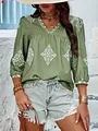 Detail der olivgrünen V-Ausschnitt-Bluse mit böhmischen geometrischen Drucken und 3/4 Ärmeln - Grün