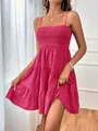 Élégante robe à volants rose fuchsia texturée avec fines bretelles et buste smocké - Rose rouge