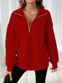 Vue détaillée du sweat-shirt rouge à quart de zip montrant le col et la coupe ample sur un mannequin - S / Hauts / Rouge