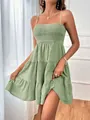 Robe courte froncée vert sauge à fines bretelles avec tissu texturé à plusieurs niveaux. - Vert clair