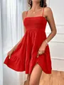 Robe courte rouge à bretelles avec bustier froncé et un tissu texturé très élégant - Rouge