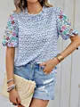 Blouse d'été bohème à imprimé fleuri brodé avec col montant ondulé et manches courtes - S / Hauts / Bleu