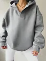 Detail eines grauen Oversized-Hoodies mit lockerer Passform und dickem Bequemstoff. - Hellgrau