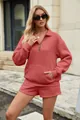 Volledig aanzicht van een vrouw in een koraalroze sweatshirt en bijpassende short - S / Boven- En Onderstuk / Bordeauxrood