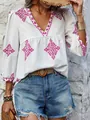 Detailansicht der weißen V-Ausschnitt-Bluse mit rosa Stickerei - S / Oberteile / Weiß mit rosa Blumen