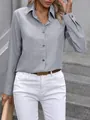 Élégante chemise décontractée grise à manches longues pour femme avec col revers chic. - Gris clair