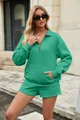 Levendige groene tweedelige loungeset met sweatshirt en bijpassende short. - S / Boven- En Onderstuk / Groen