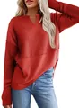 Detalle de un jersey informal de punto gofrado rojo para mujer con diseño de cuello en V - Rojo