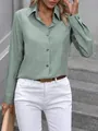 Détail d'une chemise décontractée à manches longues vert clair avec col et boutons - Vert clair