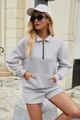 Schickes hellgraues Damen-Zweiteiler-Set mit Sweatshirt und Shorts im Freien - Hellgrau