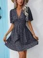 Elegant navy blue V-neck floral print mini dress with high waist and pleated skirt - S / Dresses / Black