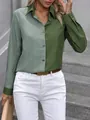 Détail de la chemise bicolore vert color-block pour femme avec col à revers - Patchwork Vert
