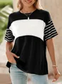 Detailweergave van een casual color block t-shirt met gestreepte mouwen en een klassieke ronde hals - S / Tops / Zwart & Wit