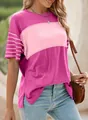 Detail van een casual colorblock t-shirt met gestreepte mouwen en ronde hals. - S / Tops / Roos en Roze