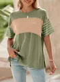 Detailweergave van een casual dames T-shirt met korte mouwen, kleurblokken en strepen. - S / Tops / Groen Patchwork Kakie