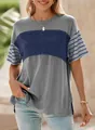 Detailweergave van de gestreepte mouwen en het color-block patroon op dit casual T-shirt - S / Tops / Grijs Blauw Patchwork