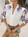 Vue détaillée d'une blouse blanche à col en V avec des motifs floraux sur les manches - S / Hauts / Motif Floral Violet