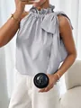 Detalle de blusa sin mangas a rayas con cuello alto de volantes y lazo en el hombro - S / Tops / Negro