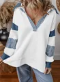 Λεπτομέρεια από λευκό oversized φούτερ με μπλε ριγέ σχέδιο και βαθιά λαιμόκοψη V. - 2XL / Tops / Λευκό Μπλε με Σχέδιο Αλυσίδας