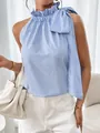 Vista detallada de una blusa sin mangas a rayas azules y blancas con cuello alto y lazo. - S / Tops / Azul cielo