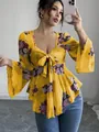 Vista detallada de la blusa floral amarilla con lazo, mangas acampanadas y escote cuadrado. - S / Tops / Amarillo