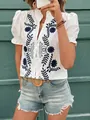 Élégant chemisier blanc en coton avec broderie bleue, manches bouffantes et boutons. - S / Hauts / Blanc