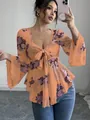 Dettaglio della camicia floreale stile francese con scollo a cuore e lacci anteriori - Rosso Arancio
