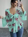 Dettaglio di una camicetta floreale in chiffon verde menta con fiocco e maniche a campana - Ciano