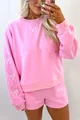 Primo piano di felpa rosa ricamata con fiocchi e pantaloncini abbinati. - Taglia S / Top E Pantaloni / Rosa