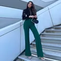 Élégant pantalon évasé taille haute vert émeraude porté sur un escalier moderne. - S / Bas / Vert Foncé