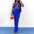 Mannequin portant un pantalon évasé bleu roi à taille haute avec un haut à imprimé abstrait. - S / Bas / Bleu
