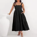 Detalle de un elegante vestido negro con corpiño fruncido y tirantes ajustables - S / Negro