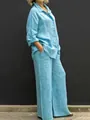 Vista lateral de una mujer con una camisa de lino azul claro y un conjunto de pantalón ancho - S / Top Y Pantalón / Azul cielo