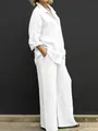 Vista dettagliata del completo da donna in lino bianco con camicia e pantaloni - Bianco